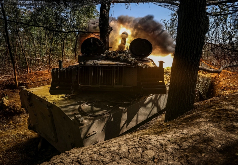 Đáng chú ý, Lữ đoàn đổ bộ đường không số 95 – một trong những đơn vị tinh nhuệ của Ukraine – chưa kịp rút lui thì quân Nga từ phía bắc đã tràn vào Malaya Loknya. Bị dồn vào đường cùng, Lữ đoàn 95 đã tổ chức một cuộc phản công quyết liệt. Tuy nhiên, khả năng lực lượng tinh nhuệ này có thể thoát khỏi vòng vây là rất thấp. Ảnh: Reuters