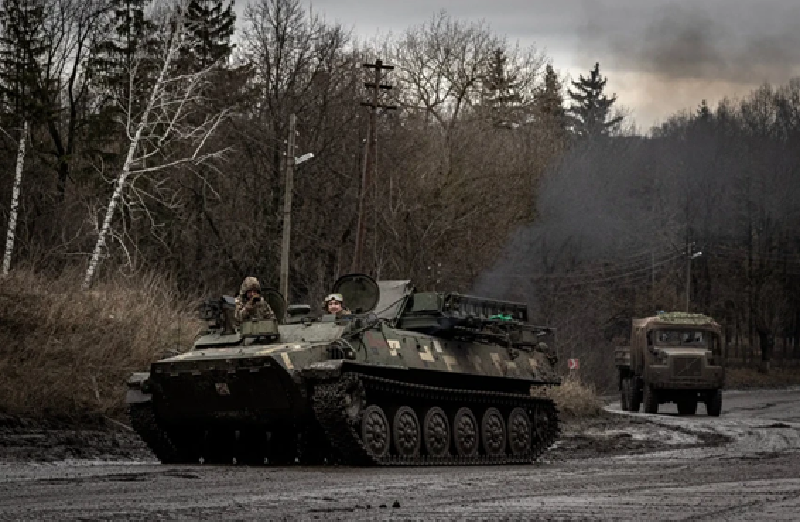 Trên mặt trận phía bắc, quân Nga đã chiếm được tất cả các khu định cư, ngoại trừ Malaya Loknya. Toàn bộ lực lượng Ukraine trong khu vực đã rút lui và cố thủ trong khu định cư lớn này. Một số binh sĩ Ukraine đã cố gắng trốn chạy vào ban đêm về phía nam, đến Kazachya, nhưng bị hỏa lực của quân Nga chặn đứng. Ảnh: New York Times