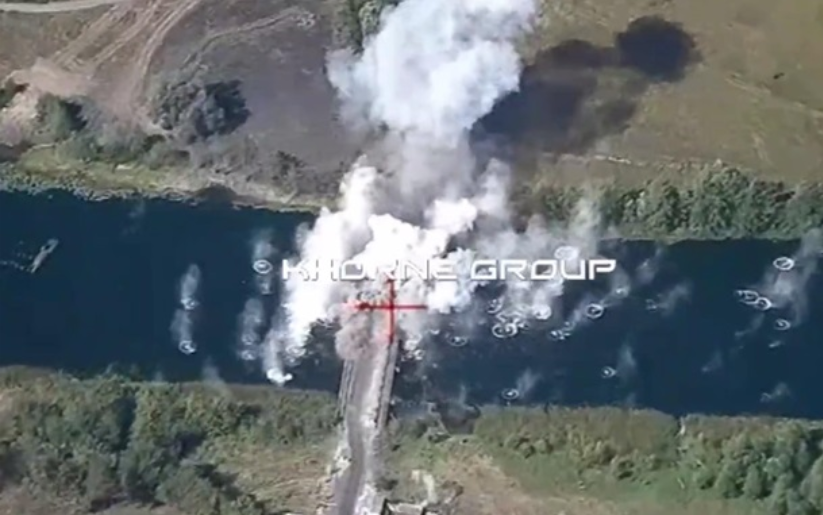 Trước đó, không quân Nga (VKS) đã phá hủy toàn bộ các cây cầu bắc qua sông, khiến việc điều động phương tiện vào khu dân cư trở nên không thể. Ảnh minh họa: Korrespondent.net