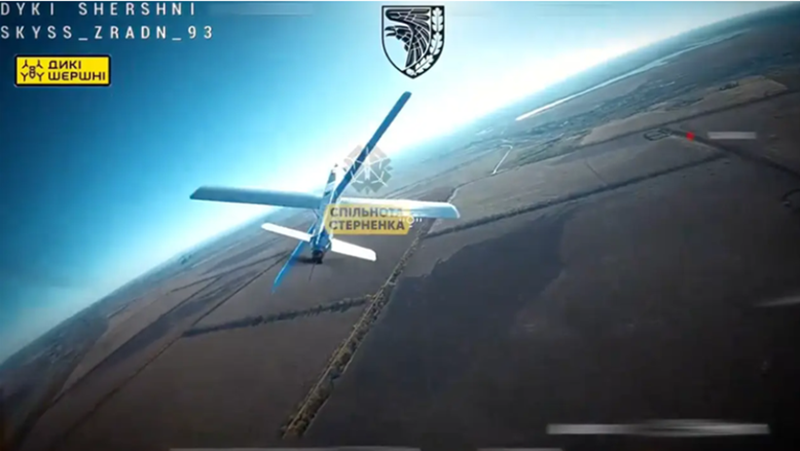 Các toán vận hành UAV của Nga đã triển khai máy bay không người lái cảm tử có dây cáp quang (KVN), thâm nhập vào sau chiến tuyến, hạ cánh trên các tuyến đường và duy trì chế độ chờ. Ngay khi máy bay không người lái giám sát phát hiện vật thể chuyển động, đèn pha hoặc bức xạ nhiệt, tín hiệu lệnh sẽ được gửi đến một hoặc nhiều FPV, tự động được kích hoạt và bắn trúng mục tiêu. Ảnh: Bộ Quốc phòng Ukraine