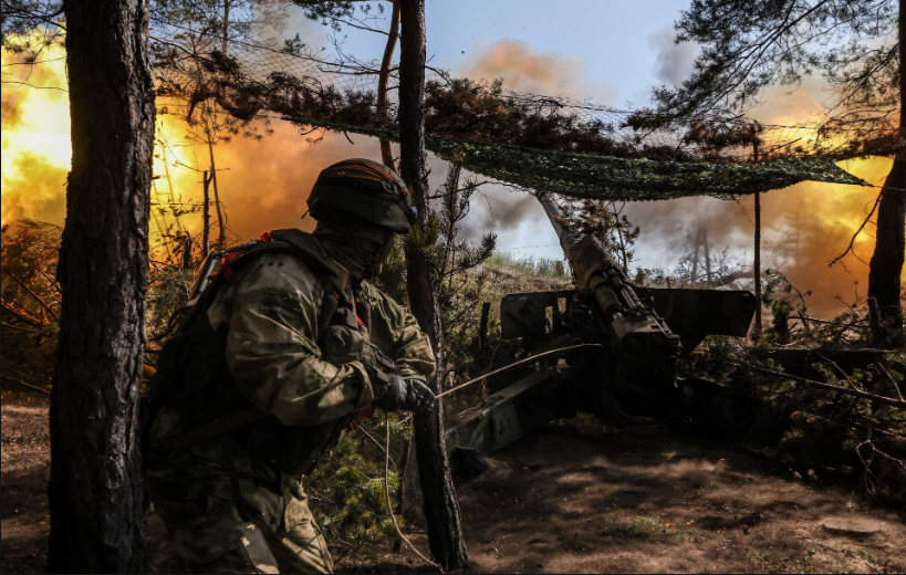 Từ ngày 26/11/2024, Nga đã bắt đầu các cuộc tấn công Velikaya Novoselka. Quân Nga đã triển khai một số lượng lớn máy bay không người lái tại khu vực này, ngay từ đầu chiến dịch đã kiểm soát các tuyến hậu cần chính của đối phương từ phía Komar và Gulyaipole. Tuyến đường đến Bogatyr không phải là tuyến tiếp tế mà chỉ được sử dụng để luân chuyển lực lượng, vì vậy cũng bị phong tỏa. Ảnh: TASS