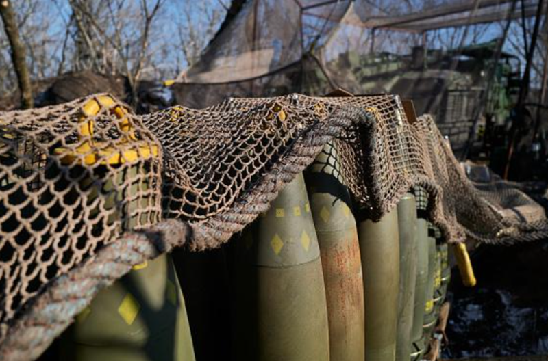 Trong điều kiện bị bao vây và hứng chịu các cuộc tấn công hàng ngày, lực lượng Ukraine nhanh chóng cạn kiệt tài nguyên. Để tiếp tế, họ bắt đầu sử dụng các UAV vận tải hạng nặng như “Baba Yaga,” bay tầm thấp vào ban đêm để thả đạn dược. Tuy nhiên, số lượng hàng tiếp tế ít ỏi này không đủ để duy trì lực lượng. Ảnh: TASS