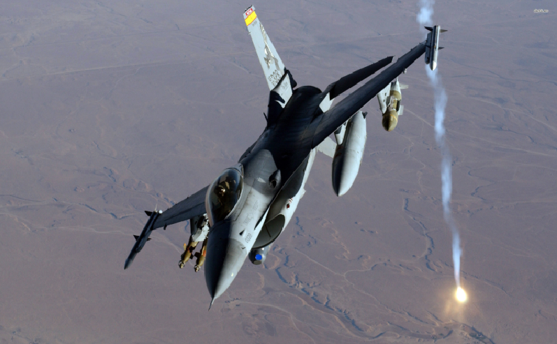 Ngoài ra, chiếc F-16 còn mang theo hai thùng nhiên liệu dưới cánh và một pod tác chiến điện tử AN/ALQ-131 ở vị trí trung tâm thân máy bay. Hệ thống tác chiến điện tử dạng pod như thế này giúp tăng cường khả năng sống sót cho F-16, đặc biệt quan trọng khi thực hiện nhiệm vụ không đối đất gần chiến trường, nơi luôn tiềm ẩn mối đe dọa từ các hệ thống phòng không mặt đất. Ảnh: Pinterest