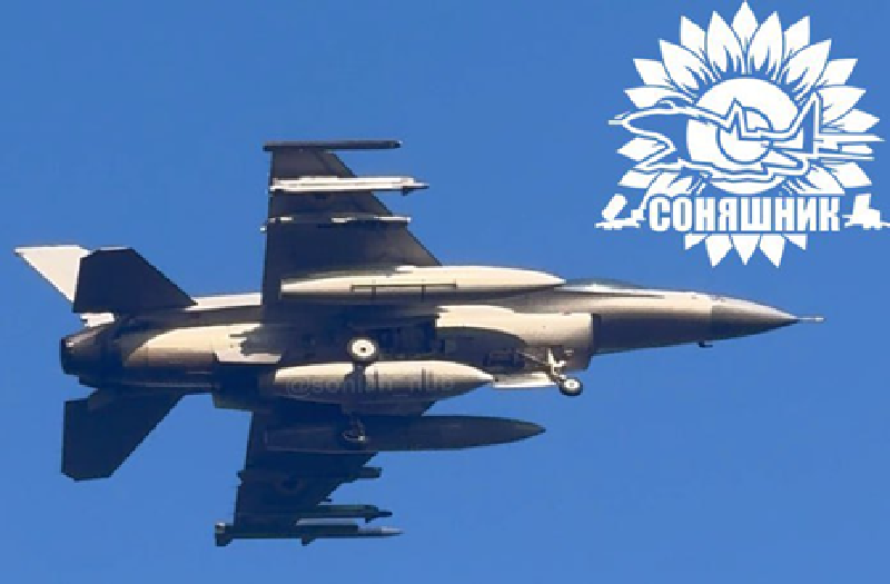 Chiếc F-16 này cũng mang theo ba thùng nhiên liệu bên ngoài nhằm tối đa hóa thời gian hoạt động, một yếu tố đặc biệt quan trọng do Ukraine không có khả năng tiếp nhiên liệu trên không. Ảnh: X