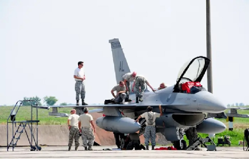 SDB mang lại nhiều lợi thế khi được sử dụng làm vũ khí không đối đất cho F-16. Ngoài khả năng mang theo số lượng lớn, SDB còn có độ chính xác cao, tầm bắn mở rộng và có thể được sử dụng để tấn công các mục tiêu tĩnh có lớp bảo vệ bán kiên cố. Quan trọng không kém, số lượng lớn SDB hiện có trong kho vũ khí của NATO giúp đảm bảo nguồn cung ổn định. Ảnh: BI