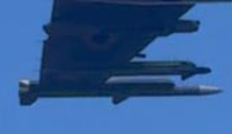 Một vũ khí khác lần đầu tiên được nhìn thấy trên tiêm kích F-16 của Ukraine là phiên bản AIM-120C của tên lửa AMRAAM, được lắp trên thanh ray ở đầu cánh trái. Phiên bản này có thể được nhận diện nhờ các cánh lái được cắt ngắn, thiết kế để phù hợp với khoang vũ khí bên trong của F-22 và F-35. Ảnh: X