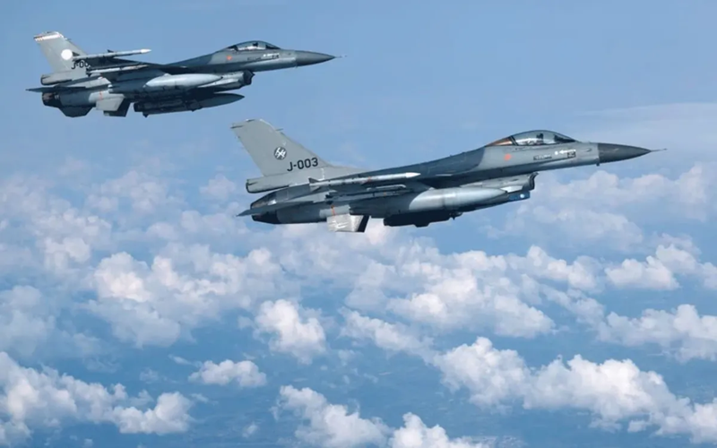 Những hình ảnh mới xuất hiện gần đây về các tiêm kích F-16 của Không quân Ukraine cho thấy chúng mang theo nhiều loại vũ khí và trang bị khác nhau, dường như trong quá trình thực hiện các nhiệm vụ chiến đấu. Điều này cung cấp một góc nhìn thú vị về vai trò tác chiến của loại máy bay này trong cuộc chiến với Nga. Ảnh: brecorder