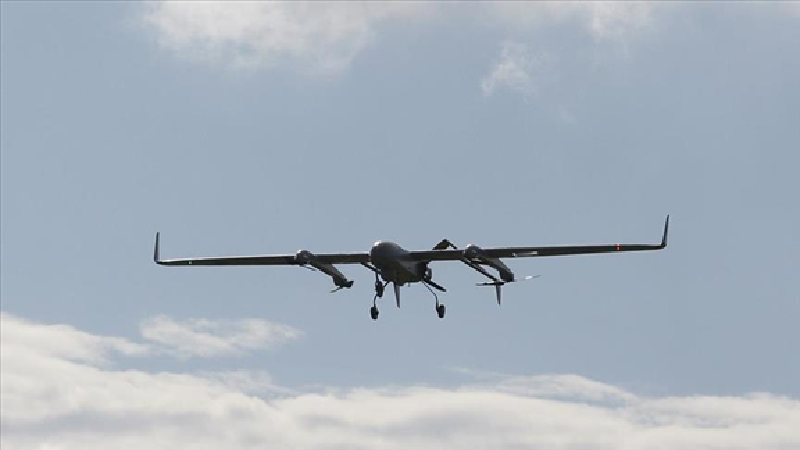 Trong khi đó, đối phương đã bắt đầu thử nghiệm các loại UAV cảm tử tầm xa hơn nữa, có khả năng được phát triển từ khung máy bay A-22 Foxbat nổi tiếng, với khối lượng đầu đạn giảm và hệ thống nhiên liệu mở rộng. Điều này được phản ánh qua thông tin về việc áp dụng kế hoạch “Tấm thảm” (Kovyor) trên vùng trời sân bay Nadym (Yamal), cũng như ở các tỉnh Arkhangelsk và Murmansk thuộc Nga. Ảnh: AA