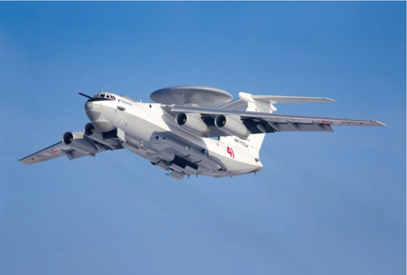 Trong vòng 15-20 phút sau khi thông tin đầu tiên về vụ phóng ồ ạt UAV kamikaze xuất hiện từ các vệ tinh tình báo và giám sát hồng ngoại của Lực lượng vũ trụ Nga, toàn bộ radar phòng không phải lập tức chuyển sang trạng thái chiến đấu, đồng thời cho cất cánh ít nhất hai máy bay cảnh báo sớm A-50U để truyền dữ liệu hành trình cho các hệ thống chỉ huy như Baikal-1M và Polyana-D4M1, từ đó phân bổ mục tiêu hiệu quả. Ảnh: X