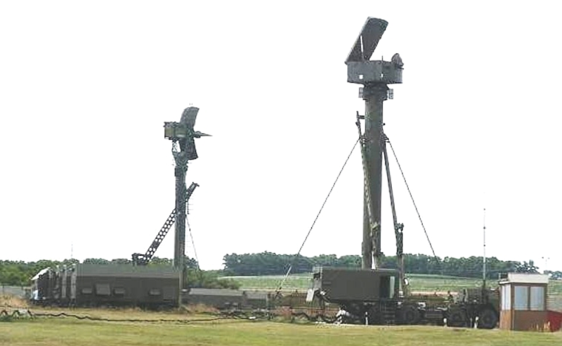 Mỗi đơn vị cần được trang bị các tháp radar chuyên dụng loại 40V6MD cao gần 39 mét và cột radar kiểu “gập khuỷu”, nhằm đảm bảo radar có thể bao quát toàn bộ những khu vực thấp dễ bị UAV đối phương luồn lách, đặc biệt là các vùng “góc khuất” mà radar thông thường không thể phát hiện. Ảnh: Bộ Quốc phòng Nga
