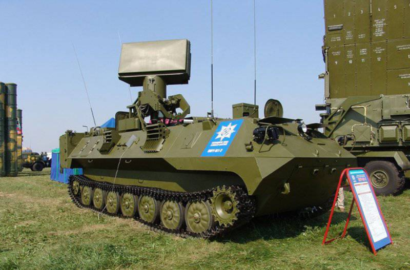 Quan trọng nhất là toàn bộ các hệ thống phòng không như S-300/400, Pantsir-S1 và Tor-M2 phải được kết nối thành một mạng lưới phòng không – phòng thủ tên lửa thống nhất. Hệ thống này cần có khả năng chia sẻ dữ liệu tình hình tác chiến trên không và tự động phân phối mục tiêu xuống tận cấp trung đội và khẩu đội. Ảnh: Top War