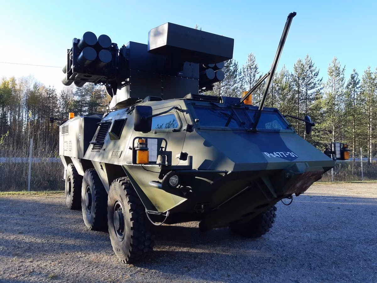 Hơn thế nữa, phần lớn công việc của Krona-E được tự động hóa bằng cách sử dụng trí tuệ nhân tạo. Khả năng tự động hóa làm giảm sự phụ thuộc của hệ thống vào người vận hành, cho phép phản ứng nhanh hơn, chỉ mất 8 đến 10 giây để tiếp cận mục tiêu, một lợi thế quan trọng chống lại máy bay không người lái di chuyển nhanh hoặc bay thấp.