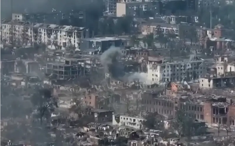 Chasiv Yar nằm ở miền đông Ukraine, giữ vị trí chiến lược đặc biệt quan trọng, là điểm giao của nhiều tuyến đường giao thông chính. Vị trí địa lý thuận lợi khiến nơi này trở thành lựa chọn hàng đầu của quân Ukraine trong việc xây dựng tuyến phòng thủ thứ hai. Khu vực này có nhiều tòa nhà cao tầng và hệ thống sông ngòi chằng chịt, tạo ra những rào cản tự nhiên, gây khó khăn lớn cho cuộc tấn công của quân Nga. Ảnh: Top War