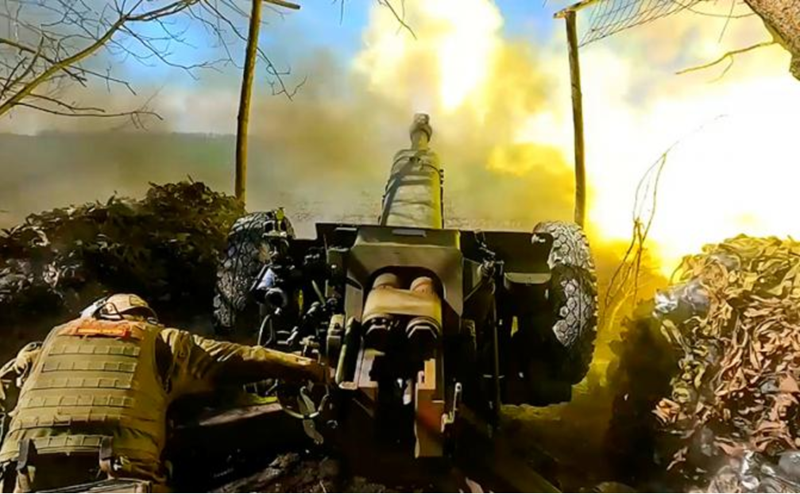 Ở cánh phải, lực lượng pháo binh của Lữ đoàn 92 đóng vai trò then chốt. Họ đã tiến hành trinh sát chính xác từ trước, nắm rõ vị trí đóng quân và các điểm hỏa lực của quân Nga. Khi trận chiến bắt đầu, pháo binh nhanh chóng điều chỉnh các thông số và nã pháo dữ dội vào trận địa bên cánh phải của Nga. Ảnh: TASS