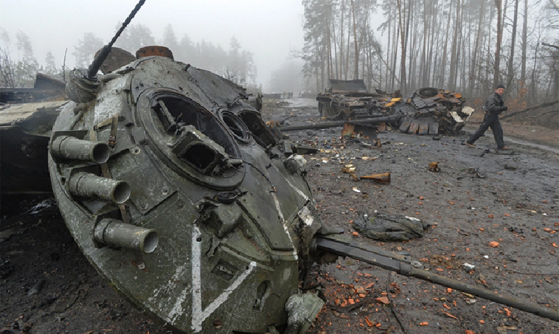 Sau một ngày giao tranh ác liệt, Lữ đoàn 92 đã thành công đẩy lùi các mũi tấn công từ hai cánh của quân Nga, đồng thời giữ vững phòng tuyến Chasiv Yar. Theo thống kê chưa đầy đủ, trong ngày hôm đó, quân Nga đã mất hàng chục xe tăng và xe bọc thép, cùng với hàng trăm binh sĩ thương vong. Trong khi đó, Lữ đoàn 92 chỉ chịu tổn thất tương đối nhỏ, giành được một chiến thắng vang dội. Ảnh minh họa: Reuters