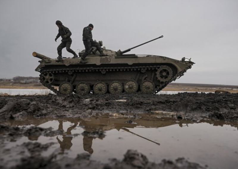 Nếu là mùa đông, quân Ukraine vẫn có thể di chuyển qua các cánh đồng đóng băng, nhưng hiện tại, thời tiết ấm lên khiến mặt đất trở nên lầy lội, không còn phù hợp để hành quân. Vì vậy, Ukraine có thể sẽ rút khỏi Kursk trong vòng hai tuần tới. Ảnh: TASS