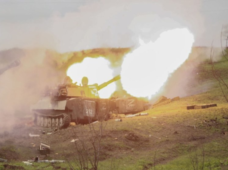 Ở mặt trận phía nam, quân Nga tại Kurilovka đã tiến được 4 km dọc theo hẻm núi Kholodneyar, gần như chạm đến tuyến tiếp tế thay thế của quân Ukraine. Hiện tại, quân Nga đã sử dụng hỏa lực phong tỏa tuyến đường này, và khoảng cách đến biên giới chỉ còn 1 km. Ảnh: Mk.ru