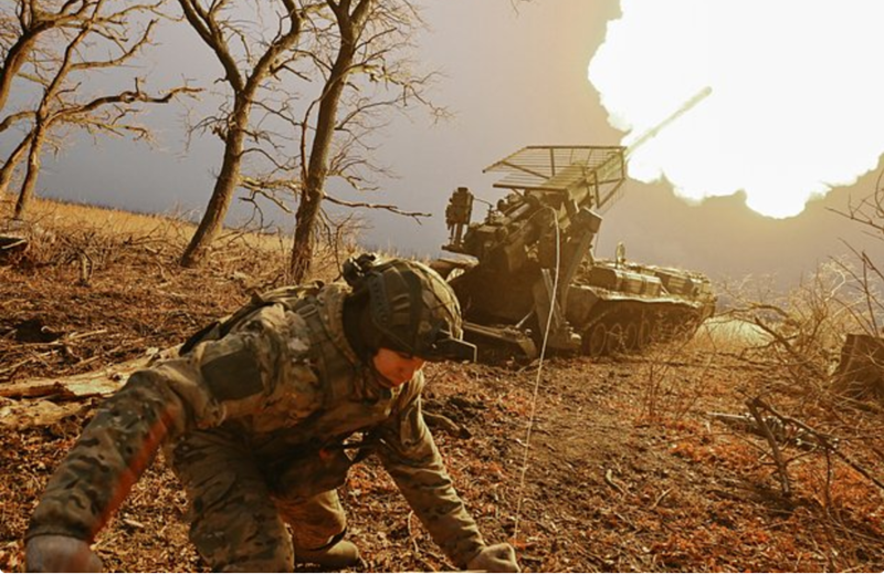 Trong suốt nhiều tháng, quân Nga chỉ có thể chọc thủng phòng tuyến này từ hướng tây sang đông tại khu vực Sverdlikovo, do nơi đây có một cây cầu cao tốc kiên cố khó bị phá hủy. Trong khi đó, ở các khu vực khác, không có cây cầu nào đủ chắc chắn để quân Nga dễ dàng vượt qua. Ảnh: RIA Novosti