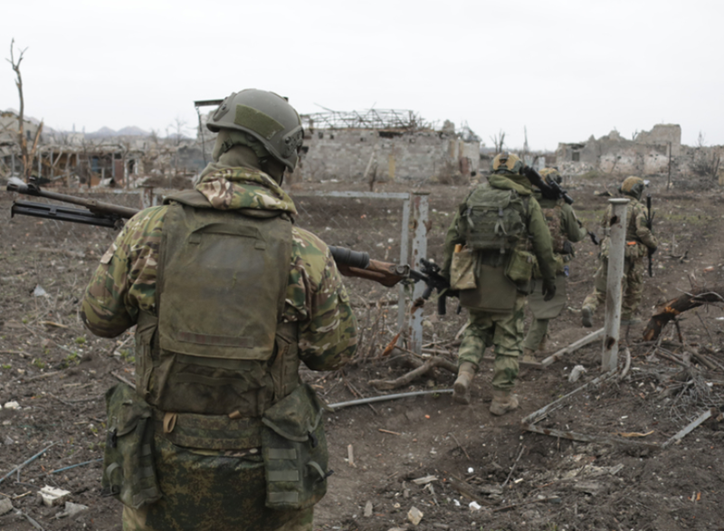 Tại Basivka, quân Nga cũng đang đối mặt với tình huống tương tự. Sông Loknya chảy qua trung tâm ngôi làng, với một cây cầu có thể dễ dàng bị quân Ukraine đánh sập. Nếu điều này xảy ra, quân Nga có nguy cơ bị chặn đứng tại Basivka. Ảnh: Global Look Presss