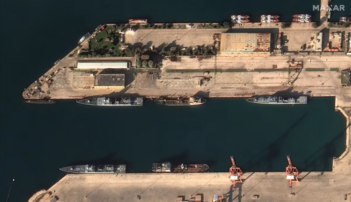 Những hình ảnh vệ tinh cũng cho thấy sự biến mất của một số lượng lớn xe cộ và vật liệu khác của Nga, khỏi một bến tàu khác nơi chúng đã được tập hợp nhiều tuần trước.