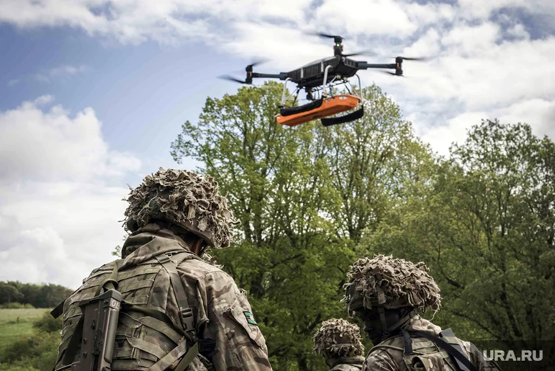 Một chuyên gia người Mỹ từ công ty Cara Dag nhận định rằng máy bay không người lái sử dụng cáp quang cực kỳ nguy hiểm. Chúng có thể bay qua các đường hầm, sát mặt đất, trong các thung lũng và những nơi khác mà các loại drone thông thường có thể mất kết nối với các trạm điều khiển mặt đất. Ngoài ra, những máy bay không người lái này rất khó bị phát hiện vì chúng không phát ra tín hiệu vô tuyến. Ảnh: Ura.ru.