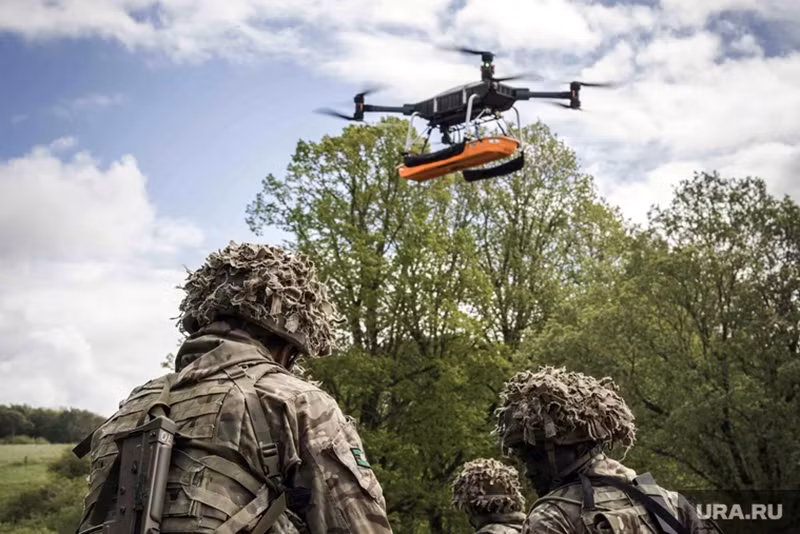 Một chuyên gia người Mỹ từ công ty Cara Dag nhận định rằng máy bay không người lái sử dụng cáp quang cực kỳ nguy hiểm. Chúng có thể bay qua các đường hầm, sát mặt đất, trong các thung lũng và những nơi khác mà các loại drone thông thường có thể mất kết nối với các trạm điều khiển mặt đất. Ngoài ra, những máy bay không người lái này rất khó bị phát hiện vì chúng không phát ra tín hiệu vô tuyến. Ảnh: Ura.ru.