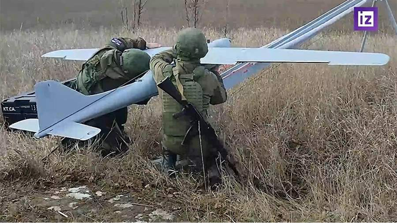 “Những máy bay không người lái của Nga này thực sự là cơn đau đầu của chúng tôi, vì chúng tôi không thể theo dõi hoặc chặn tín hiệu của chúng”, Yuri, một thiếu tá thuộc đơn vị tác chiến điện tử của Lực lượng Vệ binh Quốc gia Ukraine nói với tờ Business Insider. Ảnh: Iz.ru.