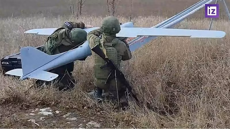 “Những máy bay không người lái của Nga này thực sự là cơn đau đầu của chúng tôi, vì chúng tôi không thể theo dõi hoặc chặn tín hiệu của chúng”, Yuri, một thiếu tá thuộc đơn vị tác chiến điện tử của Lực lượng Vệ binh Quốc gia Ukraine nói với tờ Business Insider. Ảnh: Iz.ru.