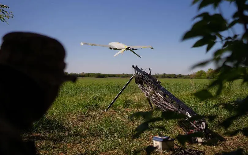 Giám đốc kỹ thuật của công ty, vì lý do an ninh, chỉ tiết lộ với biệt danh John, nói với Business Insider rằng cuộc xung đột ở Ukraine thực chất là một “cuộc chiến của máy bay không người lái”. Tuy nhiên, Quân đội Nga đã đi trước Quân đội Ukraine một bước khi tìm ra cách đối phó ngay cả với những phương tiện tác chiến điện tử mạnh nhất. Ảnh: bragazeta.ru.