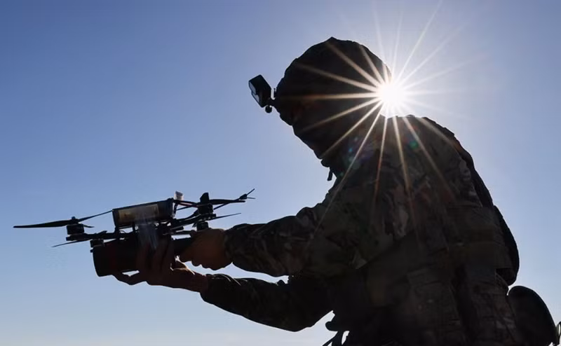 Ngoài ra, Quân đội Nga hiện vẫn chỉ sở hữu một số lượng hạn chế các drone sử dụng cáp quang và chưa triển khai chúng trên tất cả các hướng của chiến tuyến. Nhưng tại những nơi chúng được sử dụng, chúng đã trở thành một vấn đề nghiêm trọng đối với hệ thống phòng không và tác chiến điện tử của Ukraine. Ảnh: TASS.