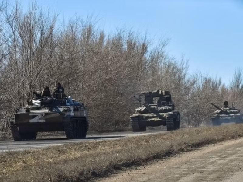 Theo dữ liệu từ tổ chức tình báo mã nguồn mở của Ukraine – DeepState, quân Nga đã triển khai ít nhất 3 trung đoàn xe tăng tại khu vực này, bao gồm Trung đoàn xe tăng số 6, 80 và 239, cùng với ít nhất 3 trung đoàn bộ binh cơ giới và 1 lữ đoàn bộ binh cơ giới. Với lực lượng tấn công mạnh như vậy, Ukraine rất khó có thể ngăn chặn được. Ảnh: Mk.ru