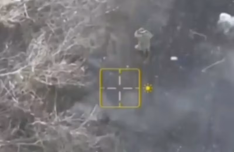 Dù ở thế yếu, Ukraine vẫn có thể trụ vững tại chiến trường Pokrovsk và thậm chí phản công là nhờ vào lợi thế từ UAV. Mặc dù một phần lực lượng UAV ở khu vực này đã được điều chuyển sang Sumy, nhưng về số lượng, Ukraine vẫn ngang bằng, thậm chí nhỉnh hơn so với Nga. Ảnh: Top War