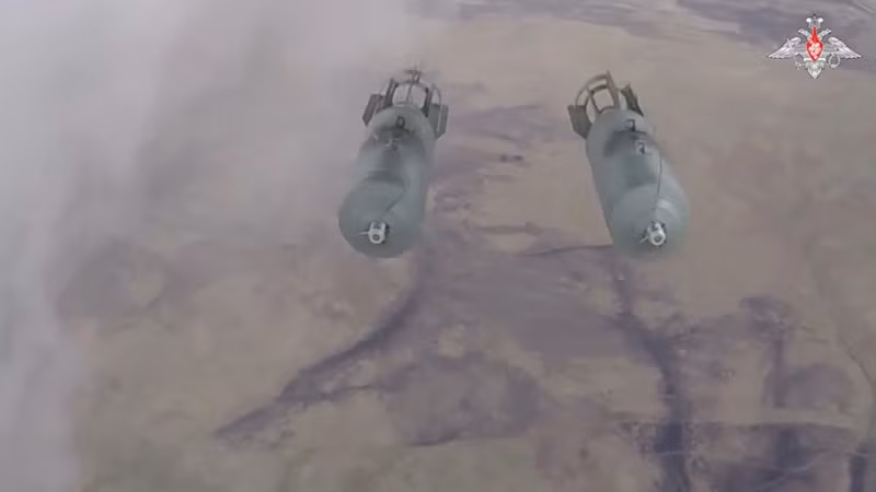 Để giành được thành công tại Pokrovsk, quân Nga trước hết phải làm suy yếu lực lượng UAV của Ukraine. Do đó, ngay sau khi nối lại các cuộc tấn công, quân Nga đã lập tức tăng cường các đòn đánh nhằm vào các tổ điều khiển UAV của Ukraine — hễ phát hiện ra là ngay lập tức gọi máy bay chiến đấu thả bom uy lực lớn để tiêu diệt. Ảnh: Bộ Quốc phòng Nga