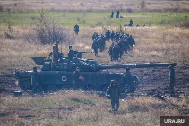 Do tình hình tại Pokrovsk đảo chiều chỉ trong vòng hai ngày, quân Ukraine đã chuẩn bị điều quân từ các hướng khác trên tuyến mặt trận miền Đông. Theo phóng viên, Ukraine đã chuyển một phần lớn trong số 50.000 quân dự bị cho cuộc phản công dọc tuyến Chasiv Yar - Siversk đến khu vực gần Pokrovsk nhằm ổn định tình hình tại đây. Tuy nhiên, việc này sẽ làm giảm sức ép phản công của Ukraine dọc tuyến Chasiv Yar - Siversk. Ảnh: Ura.ru