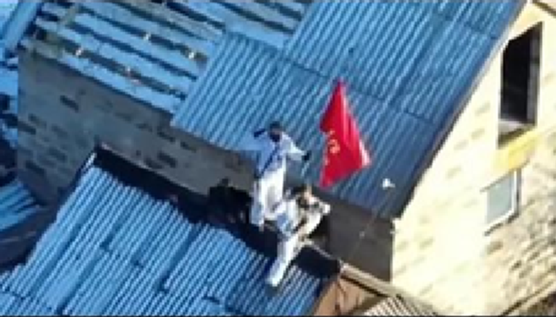 Theo phóng viên chiến trường Nga, sau khi quân đội Nga giành lại làng Oleshnya, hơn một trăm lính đánh thuê nước ngoài đã chạy trốn vào cánh rừng phía bắc làng và cố thủ ở đó. Ảnh: Sina