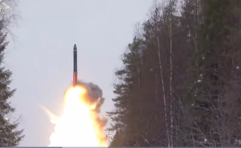 Bằng cách tận dụng Belarus như một căn cứ tiền tuyến, Nga có thể củng cố khả năng răn đe của mình mà không phải đối mặt với những thách thức hậu cần khi triển khai hệ thống này sâu trong lãnh thổ Nga. Ảnh: Forces News 