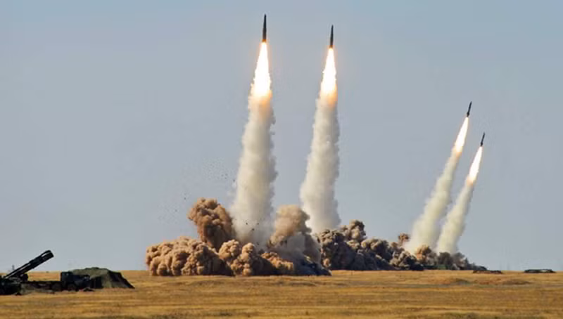 Những phát biểu của Lukashenko vào ngày 13/3 cho thấy tiến độ hợp tác hiện tại. Ông cho biết Belarus sắp hoàn thành lô bệ phóng đầu tiên, một bước quan trọng để sẵn sàng tiếp nhận hệ thống Oreshnik. “Khi phân tích vấn đề này, chúng tôi nhận ra rằng ngoài tên lửa, mọi thứ khác đều cần sản xuất, và chúng tôi đang làm điều đó tại Belarus,” ông nói. Ảnh: Global Look Press