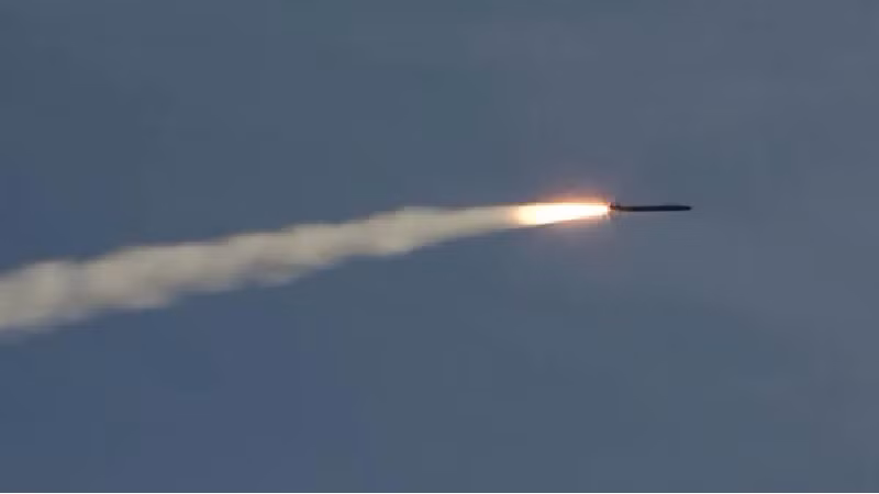 Điều này cho thấy sự phân công lao động giữa hai nước, trong đó Belarus phụ trách các thành phần mặt đất, còn Nga cung cấp tên lửa. Oreshnik, được quan chức Nga mô tả là một vũ khí tiên tiến, đã thu hút sự chú ý của các nhà phân tích quân sự trên toàn cầu, dù thông tin chính thức về nó vẫn còn hạn chế. Ảnh: RIA Novosti