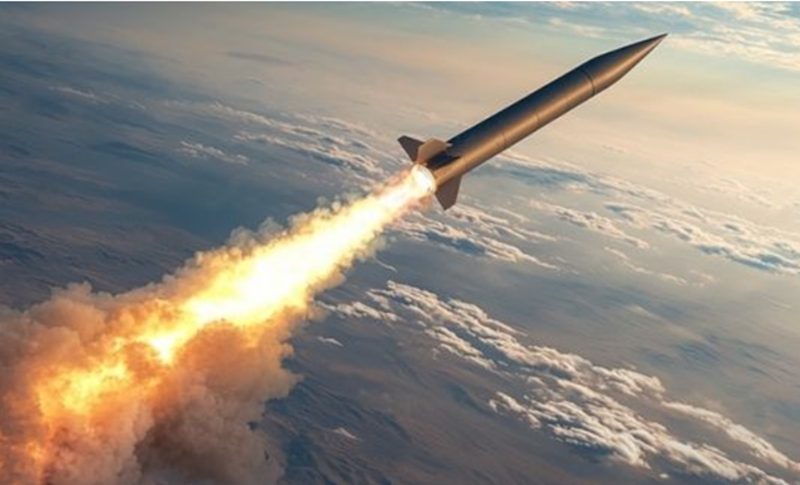 Từ góc độ quân sự và chiến thuật, việc Nga đặt hệ thống Oreshnik tại Belarus có ý nghĩa chiến lược rõ ràng. Belarus có chung đường biên giới dài 1.083 km với Ukraine và nằm ngay phía bắc thủ đô Kyiv. Việc triển khai tên lửa tại đây sẽ rút ngắn thời gian bay đến các mục tiêu tiềm năng ở Ukraine, gây khó khăn cho nỗ lực phòng thủ của Kyiv. Ảnh: Top War