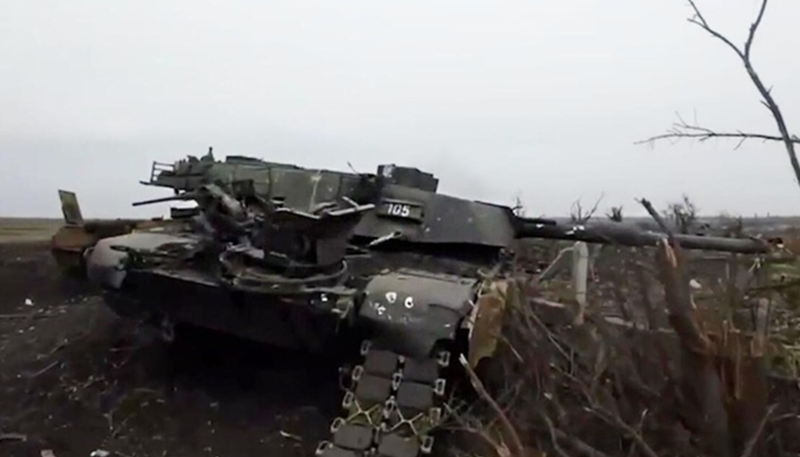 Tuy nhiên, thời gian và chiến trường luôn thay đổi. Khi M1 Abrams bước vào chiến trường Nga - Ukraine, “huyền thoại” một thời bắt đầu lung lay. Ngày 26/4/2025, một chiếc M1 bị xe tăng T-62 của Nga bắn hạ tại Kursk, dẫn đến kết cục cả hai cùng bị phá hủy. Dù thiệt hại là đôi bên, nhưng với khoảng cách lớn về công nghệ, đây là thất bại nặng nề cho M1. Ảnh minh họa