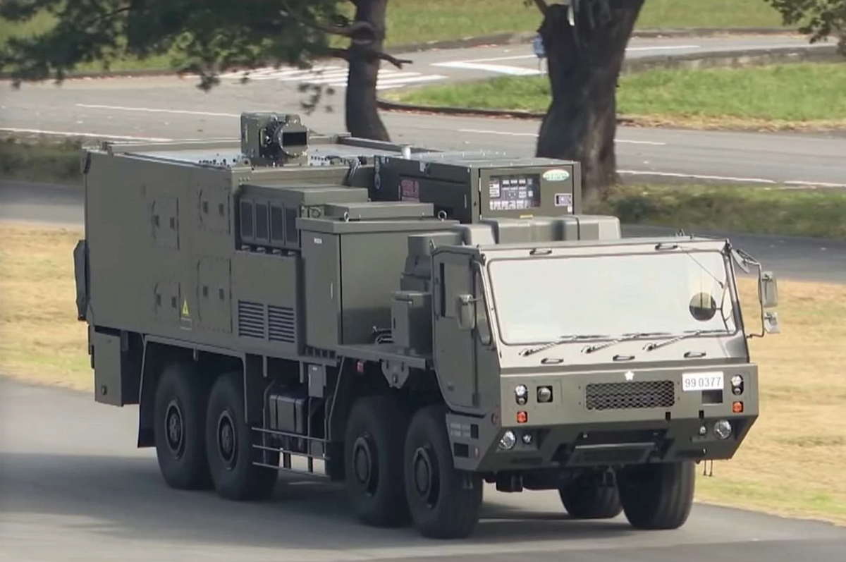 Nhật Bản đã triển khai hệ thống phòng không laser đầu tiên, được lắp đặt trên các xe tải 8x8, với khả năng tạo ra tia laser công suất 10 kilowatt. Hệ thống này có thể vô hiệu hóa các mối đe dọa trên không như máy bay không người lái và tên lửa, mang lại khả năng phòng thủ hiệu quả và giảm chi phí đánh chặn mục tiêu.