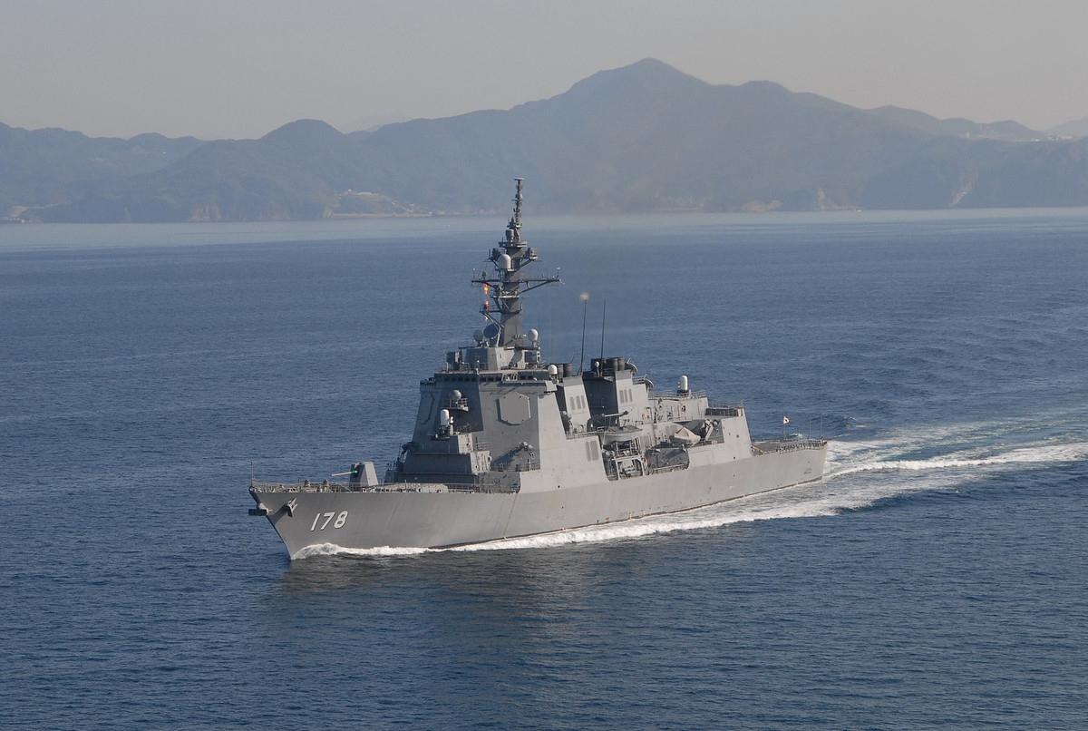 Tàu khu trục lớp Atago là một trong những tàu chiến lợi hại nhất của Nhật Bản, được trang bị hệ thống tác chiến Aegis tiên tiến. Với khả năng mang theo tên lửa đất đối không SM-2, tên lửa đánh chặn SM-3 và tên lửa chống tàu ngầm ASROC, tàu khu trục này đóng vai trò quan trọng trong việc bảo vệ lãnh hải và duy trì an ninh hàng hải.