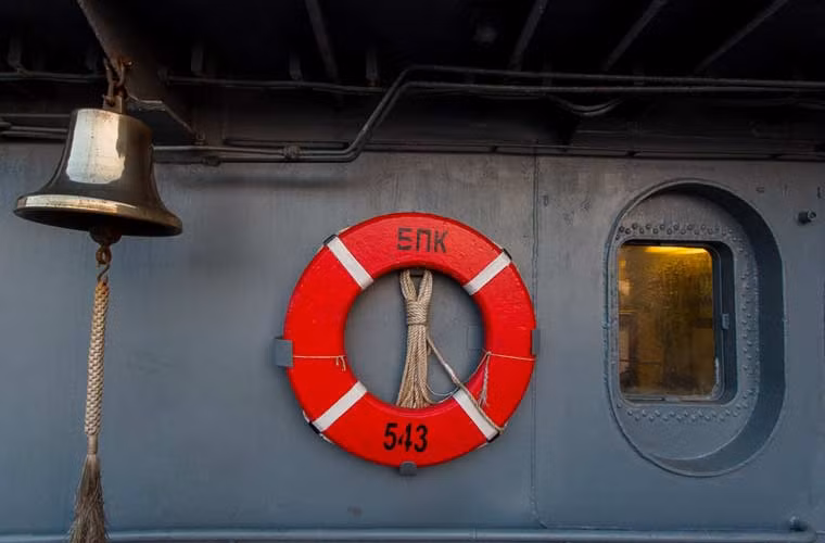 Chiếc chuông cùng phao cứu sinh mang số hiệu tàu BPK 543.