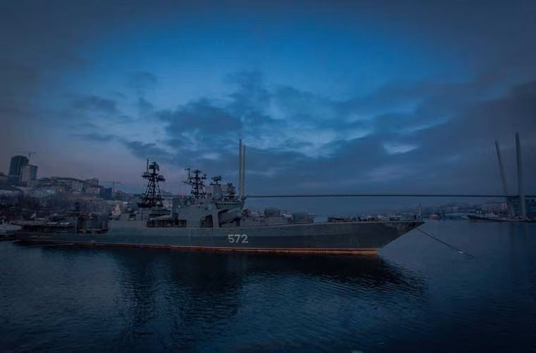 Đứng từ tàu Shaposhnikov nhìn sang phía chiếc Udaloy khác mang tên Đô đốc Vinogradov được biên chế năm 1988.