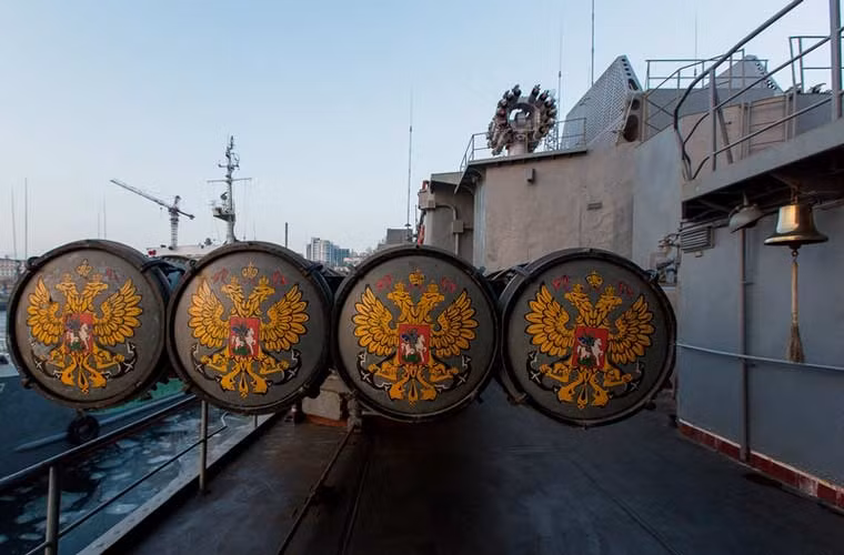 8 ống phóng ngư lôi trên tàu khu trục được trang bị các đạn ngư lôi Type 53 533mm được phát triển để chống tàu mặt nước và tàu ngầm. Các biến thể của ngư lôi này có tầm bắn từ 18-22km.