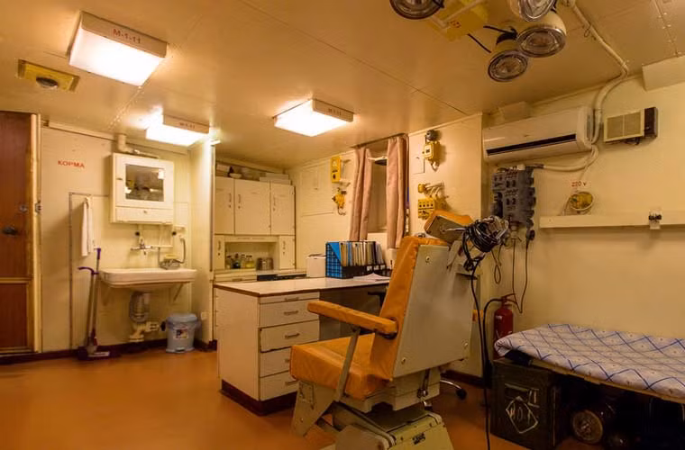 Đây có lẽ là phòng y tế trên tàu khu trục.