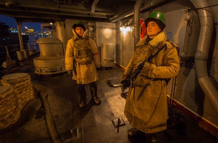 Các thủy thủ tàu trong phiên canh gác ban đêm.