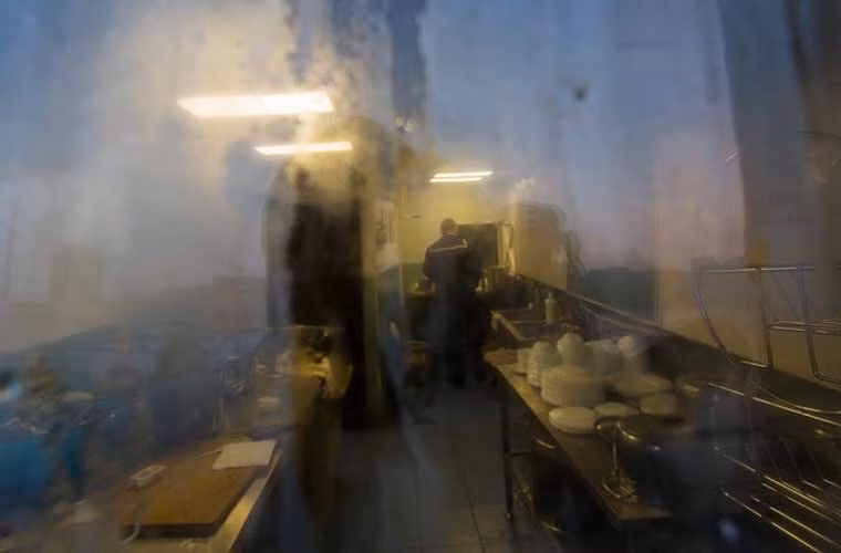 Bức ảnh chụp qua cửa kính nhìn vào nhà bếp của tàu.