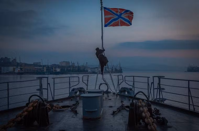 Thủy thủ đang treo lá cờ Hải quân Nga.