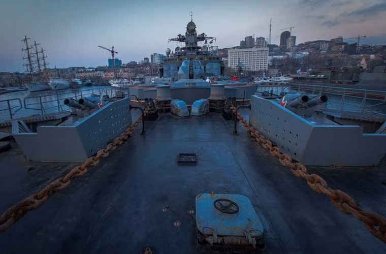 Một nhóm nhiếp ảnh gia Nga gần đây đã có cơ hội lên thăm con tàu này và mang lại những bức ảnh “ngóc ngách” trên một trong những tàu chống ngầm lớn nhất thế giới.